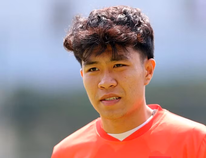 Trung vệ Phạm Lý Đức cần cẩn trọng gương mặt bên phía đối phương