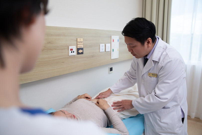 TS.BS Trương Đình Khôi thăm khám cho bệnh nhân anh-1.jpg