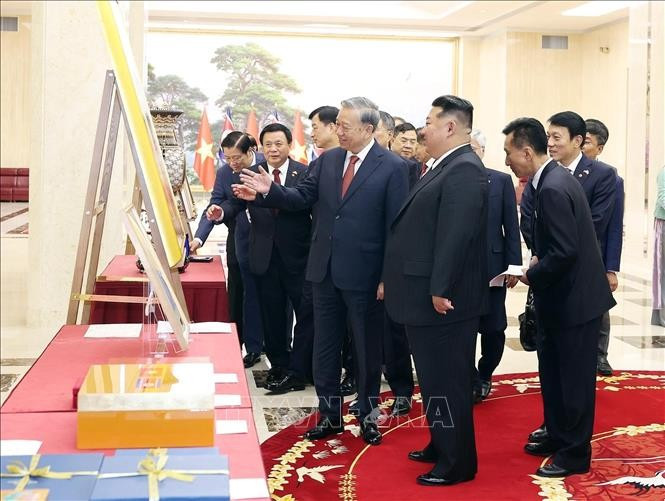 Tổng Bí thư Tô Lâm và Tổng Bí thư, Chủ tịch Quốc vụ Triều Tiên Kim Jong Un trao đổi tặng phẩm. Ảnh: Thống Nhất/ TTXVN