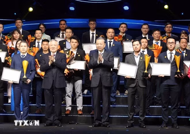 Tổng Bí thư Tô Lâm và các doanh nghiệp đạt Giải sản phẩm công nghệ số "Make in Viet Nam 2024." (Ảnh: Thống Nhất/TTXVN)