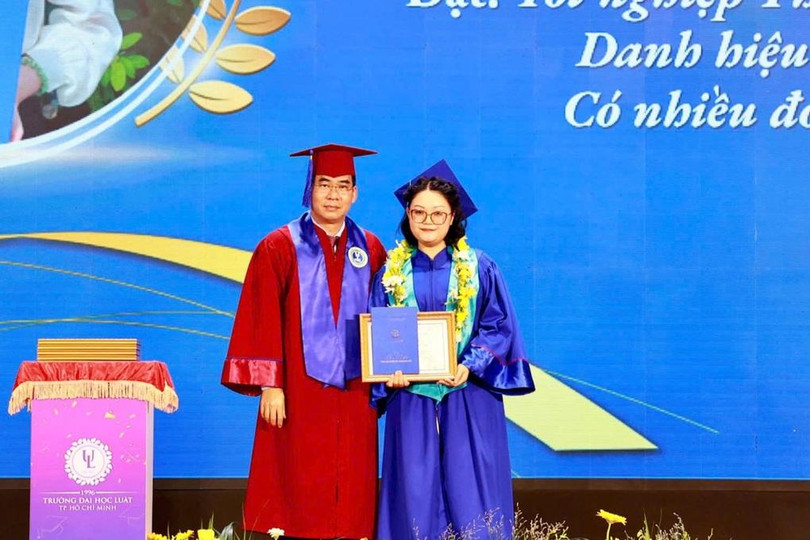 TS Lê Trường Sơn, Hiệu trưởng Trường Đại học Luật TPHCM khen thưởng cho sinh viên Vũ Nguyễn Anh Thư - người có điểm tốt nghiệp cao nhất từ trường đến nay tại trường (Ảnh: An Nguyễn). TS Lê Trường Sơn, Hiệu trưởng Trường Đại học Luật TPHCM khen thưởng cho sinh viên Vũ Nguyễn Anh Thư - người có điểm tốt nghiệp cao nhất từ trường đến nay tại trường (Ảnh: An Nguyễn).