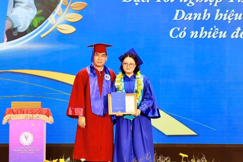 TS Lê Trường Sơn, Hiệu trưởng Trường Đại học Luật TPHCM khen thưởng cho sinh viên Vũ Nguyễn Anh Thư - người có điểm tốt nghiệp cao nhất từ trường đến nay tại trường (Ảnh: An Nguyễn).