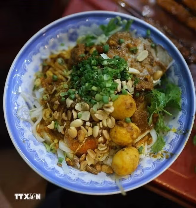 Bát mỳ Quảng hấp dẫn với sự kết hợp của nhiều loại nguyên liệu. Ảnh: TTXVN.