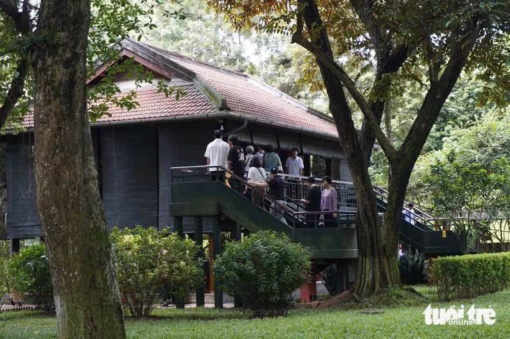 Người dân ngày ngày vẫn đến thăm nhà sàn Bác Hồ - Ảnh: T.ĐIỂU