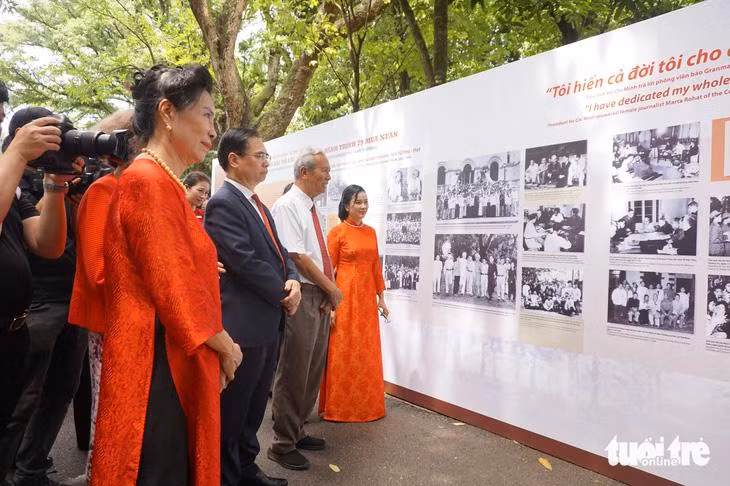 Các đại biểu tham quan triển lãm 55 năm Khu di tích Chủ tịch Hồ Chí Minh tại Phủ Chủ tịch - Ảnh: T.ĐIỂU