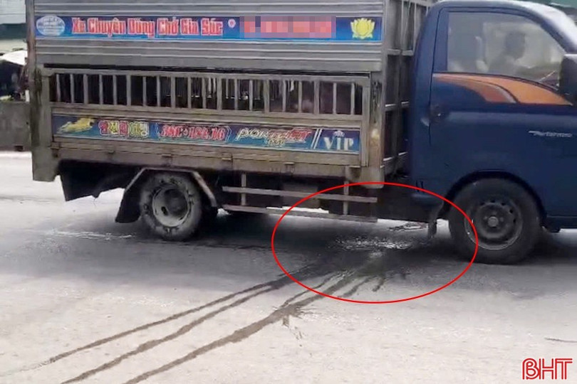 Nước thải xả ra từ xe lưu thông trên đường gây mùi hôi thối. 3.jpg
