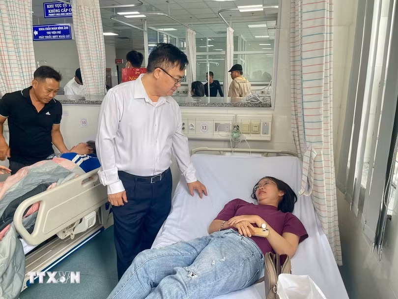 Chủ tịch Ủy ban Nhân dân thành phố Vũng Tàu Hoàng Vũ Thảnh thăm hỏi bệnh nhân đang điều trị tại bệnh viện. (Ảnh: Hoàng Nhị/TTXVN)