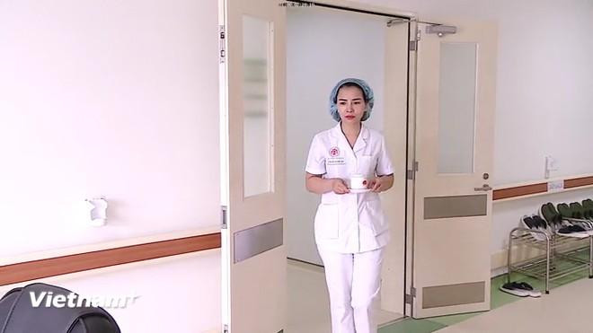 Nhân viên y tế hàng ngày hay mang trà vào phòng Tổng Bí Thư Nguyễn Phú Trọng. (Ảnh: PV/Vietnam+)