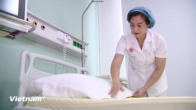 Thiếu tá, điều dưỡng viên Nguyễn Thị Hồng - Khoa Bảo vệ, chăm sóc sức khoẻ cán bộ Trung ương và công việc hàng ngày là chăm sóc Tổng Bí thư Nguyễn Phú Trọng. (Ảnh: PV/Vietnam+)