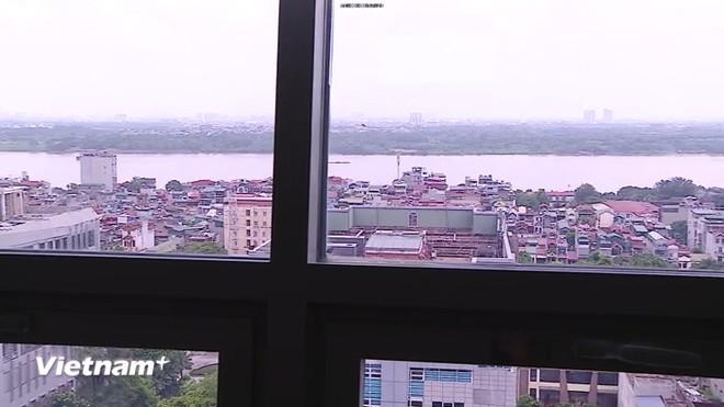 Tổng Bí Thư Nguyễn Phú Trọng hay ngồi ở bộ bàn ghế đặt ngoài hành lang, hướng ra sông Hồng. (Ảnh: PV/Vietnam+)