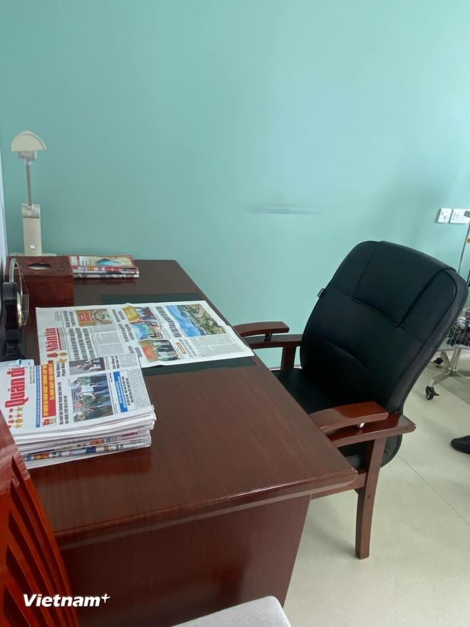 Trên chiếc bàn làm việc còn nguyên những tờ báo được xếp gọn gàng mỗi ngày của Tổng Bí thư. (Ảnh: PV/Vietnam+)