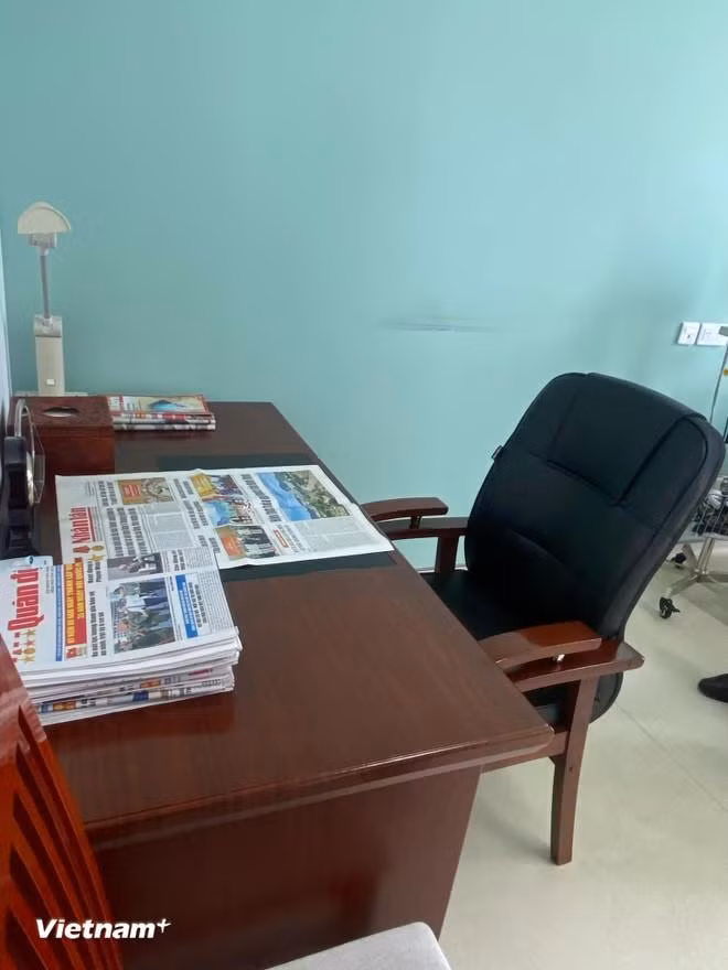 Trên chiếc bàn làm việc còn nguyên những tờ báo được xếp gọn gàng mỗi ngày của Tổng Bí thư. (Ảnh: PV/Vietnam+)