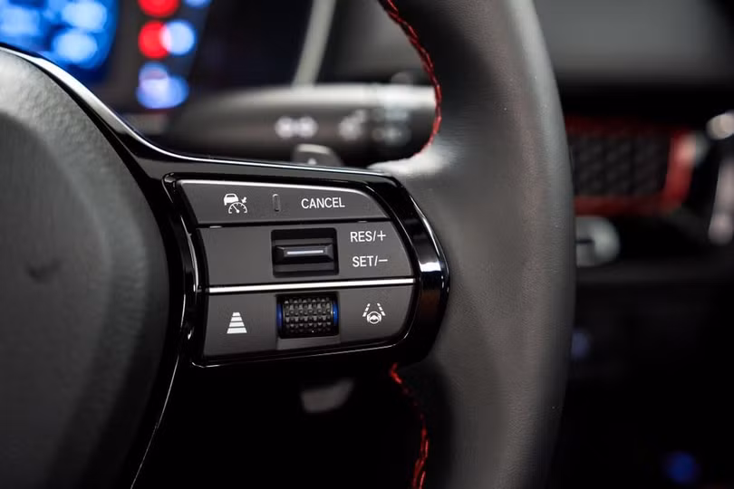 Ở phương diện an toàn, các tính năng trong gói Honda Sensing đã được nhà sản xuất hiệu chỉnh để hoạt động mượt mà và chính xác hơn. Gói này là tổ hợp các hệ thống: kiểm soát hành trình thích ứng bao gồm dải tốc độ thấp, phanh giảm thiểu va chạm, giảm thiểu chệch làn đường, hỗ trợ giữ làn đường, thông báo xe phía trước khởi hành và đèn pha tự động chuyển chế độ chiếu xa/gần (Ảnh: Honda).