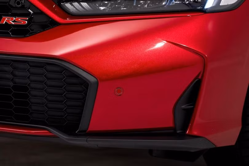 Đáng chú ý, cảm biến hỗ trợ đỗ xe đã có mặt trên mẫu sedan này. Hệ thống 6 túi khí và camera lùi với 3 góc quay xuất hiện trên tất cả phiên bản, riêng các phiên bản e:HEV có thêm camera hỗ trợ quan sát làn đường (LaneWatch) (Ảnh: Honda).