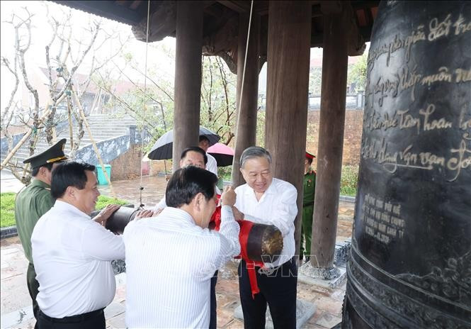Tổng Bí thư Tô Lâm thỉnh chuông tại Đền Chung Sơn. Ảnh: Thống Nhất/TTXVN Tổng Bí thư Tô Lâm thỉnh chuông tại Đền Chung Sơn. Ảnh: Thống Nhất/TTXVN