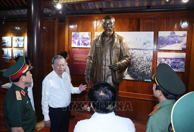 Tổng Bí thư Tô Lâm thăm Nhà trưng bày các hình ảnh, hiện vật về Chủ tịch Hồ Chí Minh tại Khu Di tích Quốc gia đặc biệt Kim Liên. Ảnh: Thống Nhất/TTXVN Tổng Bí thư Tô Lâm thăm Nhà trưng bày các hình ảnh, hiện vật về Chủ tịch Hồ Chí Minh tại Khu Di tích Quốc gia đặc biệt Kim Liên. Ảnh: Thống Nhất/TTXVN