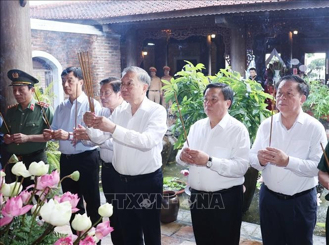 Tổng Bí thư Tô Lâm dâng hương tại Đền Chung Sơn. Ảnh: Thống Nhất/TTXVN Tổng Bí thư Tô Lâm dâng hương tại Đền Chung Sơn. Ảnh: Thống Nhất/TTXVN