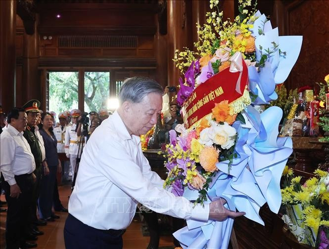 Tổng Bí thư Tô Lâm dâng hoa tưởng nhớ Chủ tịch Hồ Chí Minh tại Khu Di tích Quốc gia đặc biệt Kim Liên. Ảnh: Thống Nhất/TTXVN Tổng Bí thư Tô Lâm dâng hoa tưởng nhớ Chủ tịch Hồ Chí Minh tại Khu Di tích Quốc gia đặc biệt Kim Liên. Ảnh: Thống Nhất/TTXVN