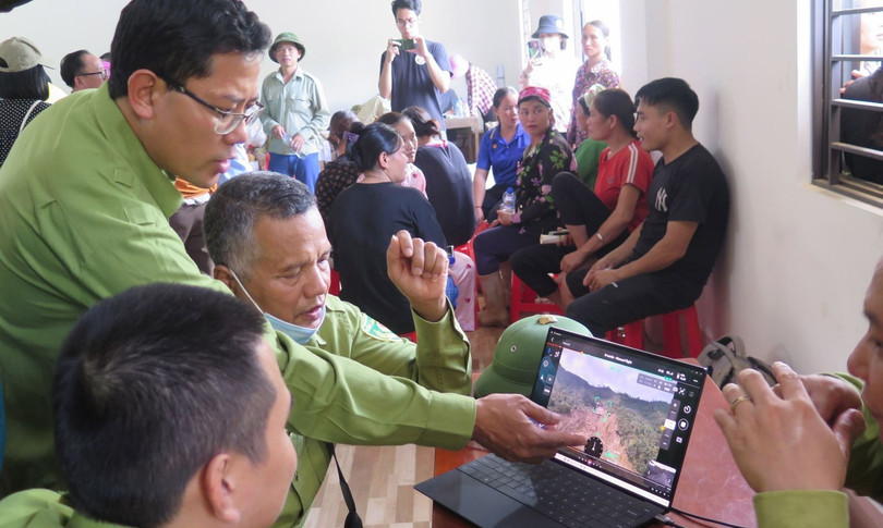 Lực lượng chức năng tổ chức tìm kiếm nạn nhân mất tích tại Trung tâm chỉ huy tiền phương thôn Làng Nủ.