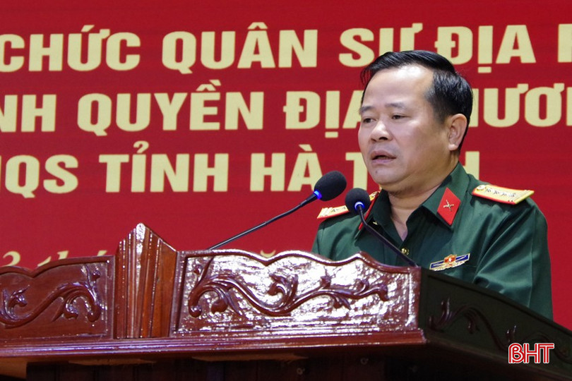 Đại tá Nguyễn Xuân Thắng - Chỉ huy trưởng Bộ CHQS tỉnh báo cáo kết quả rà soát, dự kiến các phương án tổ chức công tác quân sự địa phương. bqbht_br_4.jpg