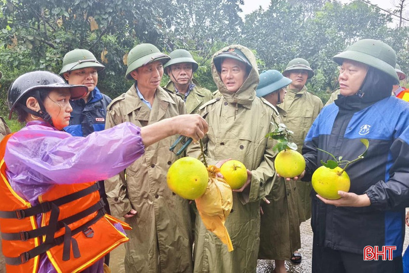 Phó Chủ tịch UBND tỉnh Trần Báu Hà và đoàn công tác kiểm tra tình hình ở xã Phúc Trạch. bqbht_br_untitled-1.jpg