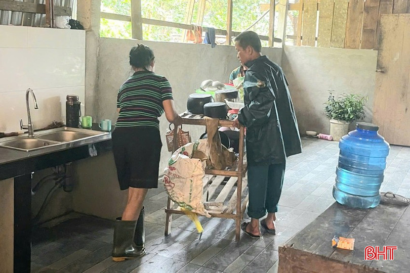 Người dân vùng thấp trũng chủ động kê cao đồ đạc. bqbht_br_63a546e3d99452ca0b85.jpg