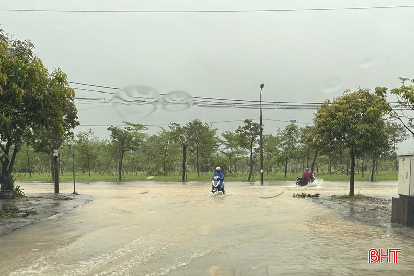 Mưa lớn từ tối 29 đến sáng 30/8 đã gập ngập một số tuyến đường ở phường Thành Sen. bqbht_br_b0151be2ef8b64d53d9a.jpg