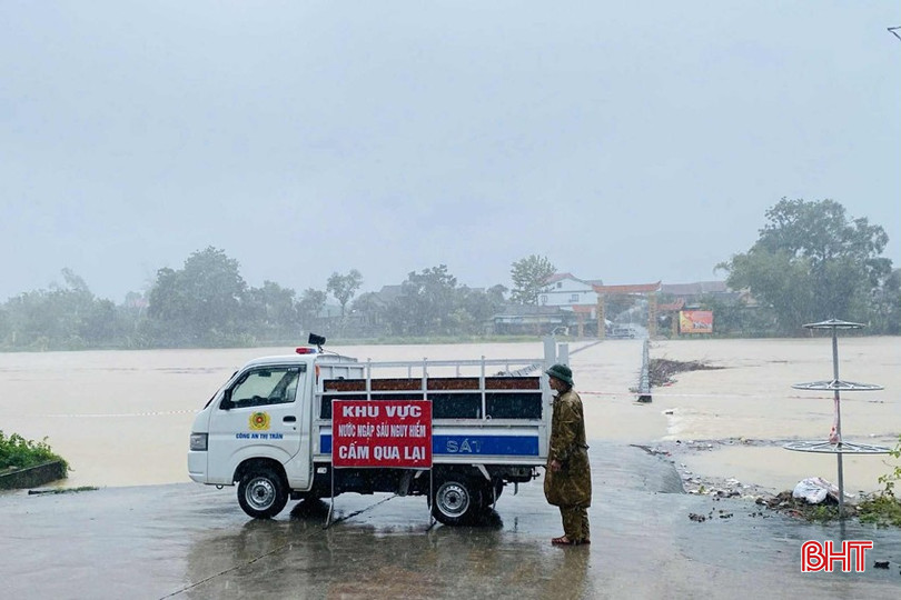Lũ trên sông Ngàn Phố cũng đang lên nhanh. Chiều 30/8, tại khu vực cầu tràn Phố Giang, Công an xã Hương Sơn và Công an xã Sơn Giang đã cắm biển cảnh báo, tổ chức canh gác và cấm qua lại để đảm bảo an toàn. Ảnh: Ánh Dương. bqbht_br_untitled-5266.jpg