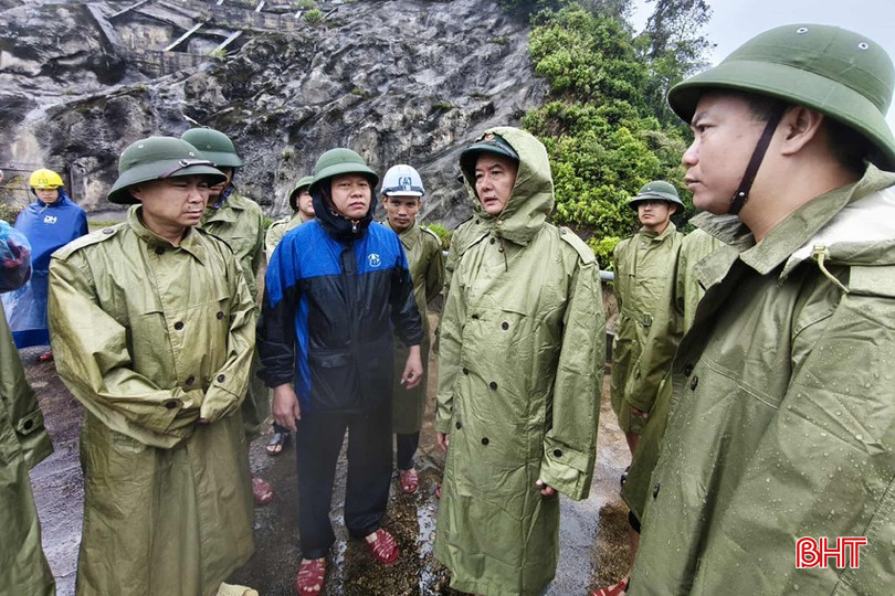 Phó Chủ tịch UBND tỉnh Trần Báu Hà kiểm tra, chỉ đạo công tác ứng phó với mưa lũ. bqbht_br_bh.jpg