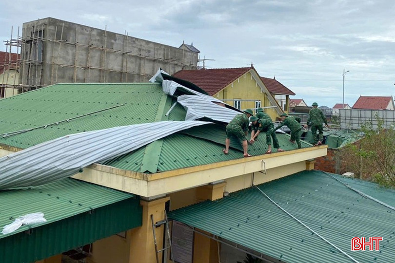 Lực lượng BĐBP Hà Tĩnh hỗ trợ Trường Mầm non Xuân Liên, xã Cổ Đạm tu sửa mái tôn hư hỏng do bão số 5 gây ra. bqbht_br_image-2.jpg