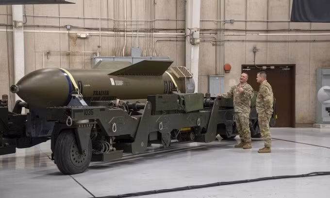 Mô hình huấn luyện của bom GBU-57/B tại căn cứ không quân Whiteman hồi năm 2023. Ảnh: USAF