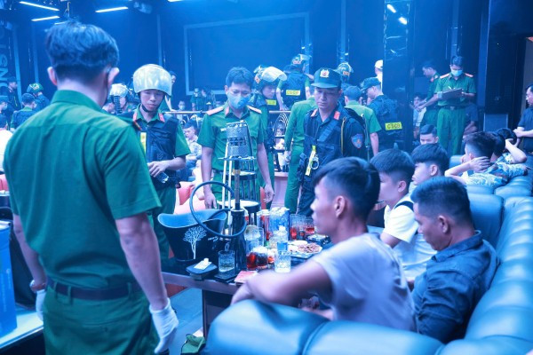 Lực lượng Công an đột kích, kiểm tra tại 2 cơ sở kinh doanh, gồm nhà hàng và vũ trường tại Quảng Trị.