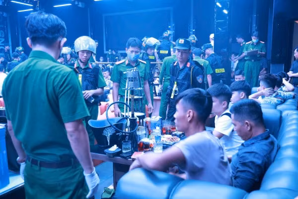 Lực lượng Công an đột kích, kiểm tra tại 2 cơ sở kinh doanh, gồm nhà hàng và vũ trường tại Quảng Trị.