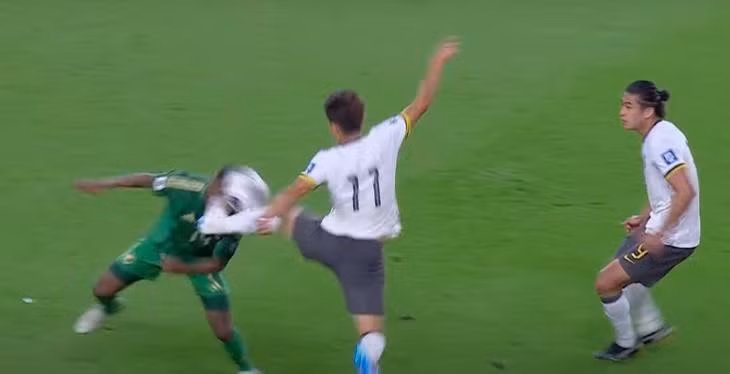 Tình huống Lin Liangming "tung cước" trúng đầu khiến Kadesh chấn thương nặng - Ảnh chụp màn hình