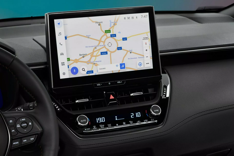 Đi kèm là màn hình cảm ứng trung tâm 10.5 inch sử dụng hệ thống giải trí đa phương tiện Toyota Smart Connect, hỗ trợ kết nối Apple Carplay và Android Auto không dây.