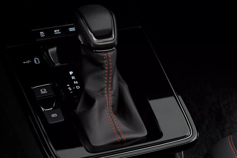 Cả hai phiên bản đều sử dụng hộp số vô cấp CVT và hệ thống dẫn động 4 bánh thông minh AWD-i. Phiên bản GR SPORT còn được bổ sung chế độ lái Sport và Snow Extra.