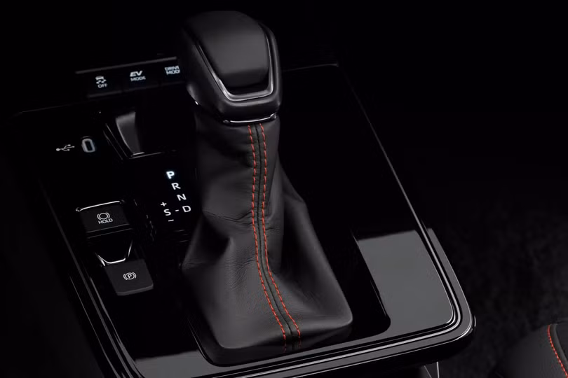 Cả hai phiên bản đều sử dụng hộp số vô cấp CVT và hệ thống dẫn động 4 bánh thông minh AWD-i. Phiên bản GR SPORT còn được bổ sung chế độ lái Sport và Snow Extra.