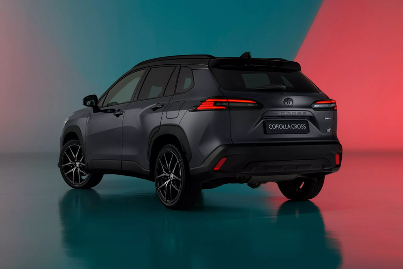 Trong khi đó, Corolla Cross Hybrid 200 sử dụng động cơ 4 xy-lanh thẳng hàng 2.0L, sản sinh công suất tối đa 197 mã lực và mô-men xoắn cực đại 190 Nm. Khả năng tăng tốc 0-100 km/h của 2 phiên bản lần lượt là 10 giây và 7,74 giây.