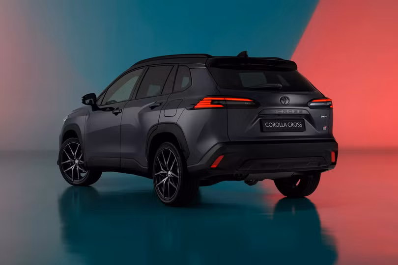 Trong khi đó, Corolla Cross Hybrid 200 sử dụng động cơ 4 xy-lanh thẳng hàng 2.0L, sản sinh công suất tối đa 197 mã lực và mô-men xoắn cực đại 190 Nm. Khả năng tăng tốc 0-100 km/h của 2 phiên bản lần lượt là 10 giây và 7,74 giây.