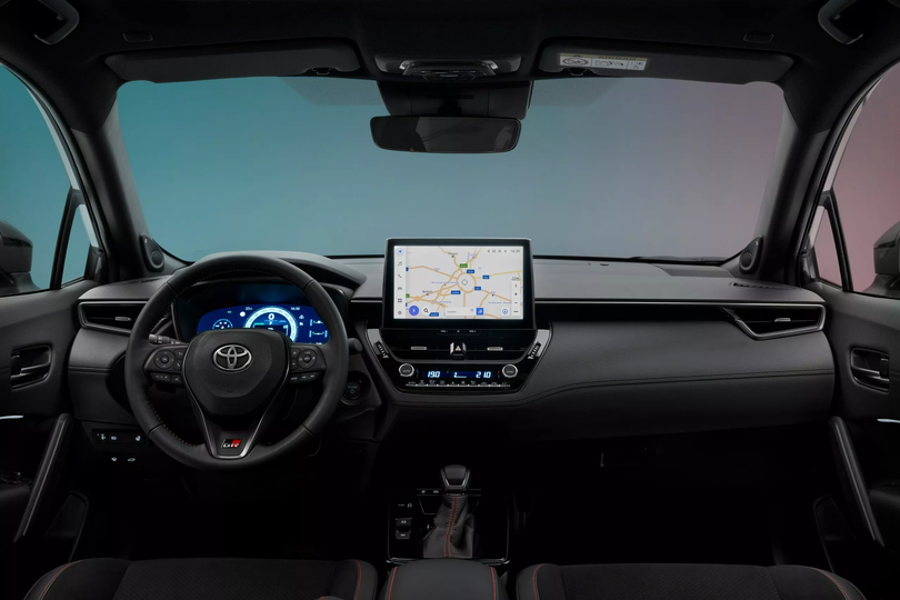 Nội thất của Toyota Corolla Cross 2026 vẫn giữ nguyên phong cách tại thời điểm ra mắt vào năm 2022, được thay đổi nhẹ ở đầu cần số và mở rộng tựa tay trung tâm.