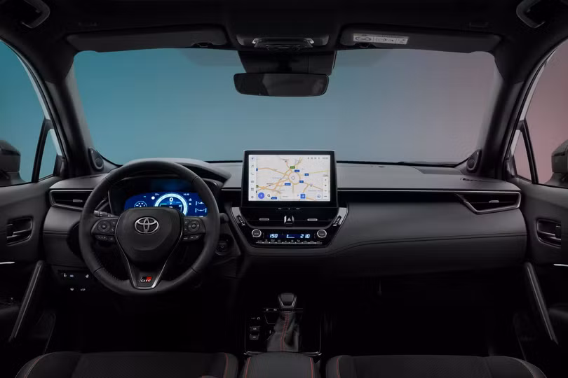 Nội thất của Toyota Corolla Cross 2026 vẫn giữ nguyên phong cách tại thời điểm ra mắt vào năm 2022, được thay đổi nhẹ ở đầu cần số và mở rộng tựa tay trung tâm.