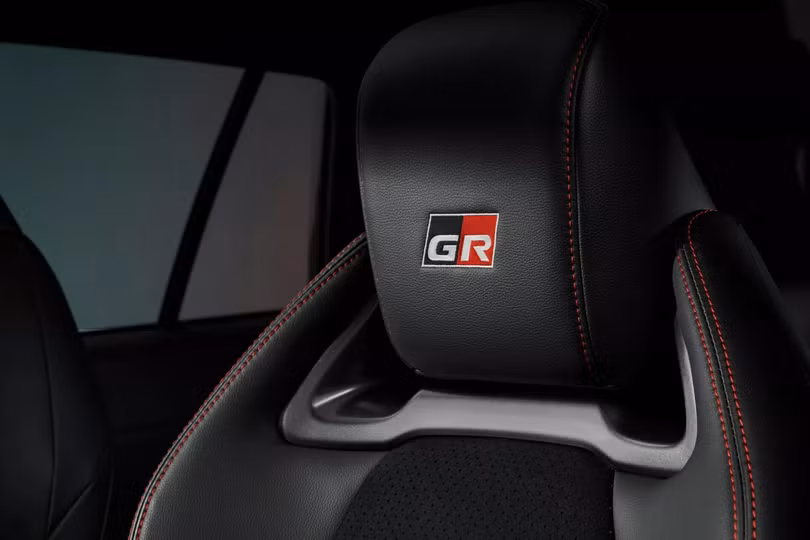 Ghế ngồi có sưởi được bọc chất liệu Brin Naub, vốn mô phỏng bề mặt của da lộn, được trang trí với các đường chỉ đỏ tương phản cũng như logo GR trên tựa đầu.