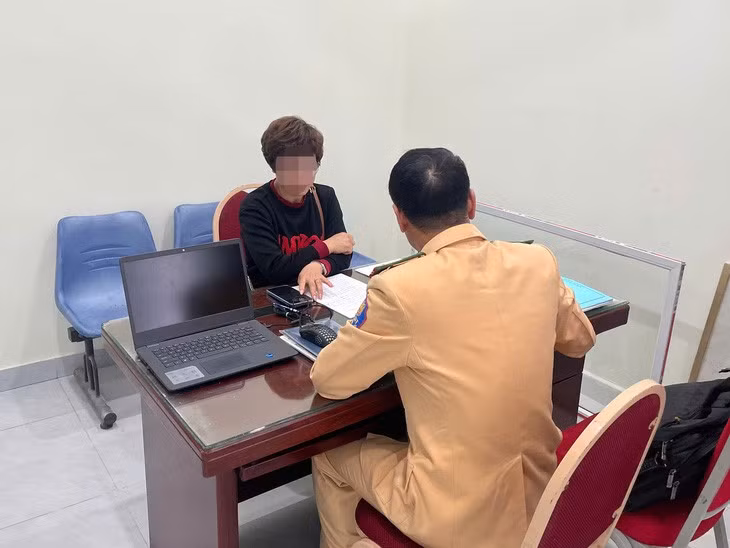 Nữ tài xế làm việc với cảnh sát giao thông - Ảnh: Công an cung cấp