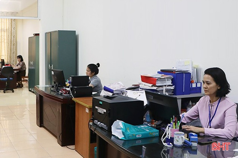 Cán bộ Phòng Kiểm soát chi của KBNN Hà Tĩnh xử lý hồ sơ thanh toán qua hệ thống. bqbht_br_7060.jpg