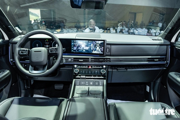 Thiết kế nội thất lấy cảm hứng từ chữ H, với các hình khối rõ nét, tương đồng với ngoại thất. Điểm nhấn là cụm 2 màn hình. Đồng hồ hiển thị kích thước 12,3 inch, có thể thay đổi chế độ hiển thị, tích hợp tính năng cảnh báo điểm mù. Màn hình giải trí cảm ứng 12,3 inch, hỗ trợ kết nối Apple Carplay/Android Auto không dây, đi kèm dàn âm thanh 12 loa Bose. Ngoài ra, xe còn trang bị thêm tính năng hiển thị thông tin kính lái (HUD) - Ảnh: THẾ ANH