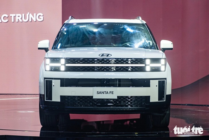 Về an toàn, ngoài các trang bị cơ bản như 6 túi khí, ABS, BA, EBD, TCS, ESC, HAC, DBC, ổn định chống trượt thân xe VSM, xe còn đi kèm với gói công nghệ ADAS gồm cảnh báo và phòng tránh va chạm phía trước FCA, giám sát &amp; phòng tránh va chạm điểm mù BVM &amp; BCA, cảnh báo &amp; hỗ trợ giữ làn đường LFA &amp; LKA, hỗ trợ phòng tránh va chạm phía sau RCCA, đèn tự động thông minh AHB, ga hành trình thích ứng Smart Cruise Control, cảnh bảo mở cửa an toàn SEW, cảnh báo mệt mỏi cho tài xế - Ảnh: THẾ ANH