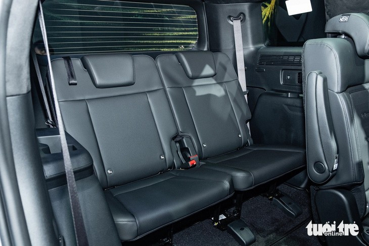 Hyundai Santa Fe 2024 phân phối ở Việt Nam có các cấu hình ghế 6 chỗ và 7 chỗ, bọc da cao cấp, phiên bản Calligraphy bọc da Nappa. Phiên bản 6 ghế có hai ghế riêng biệt ở hàng thứ hai theo phong cách &quot;ghế cơ trưởng&quot; - Ảnh: THẾ ANH