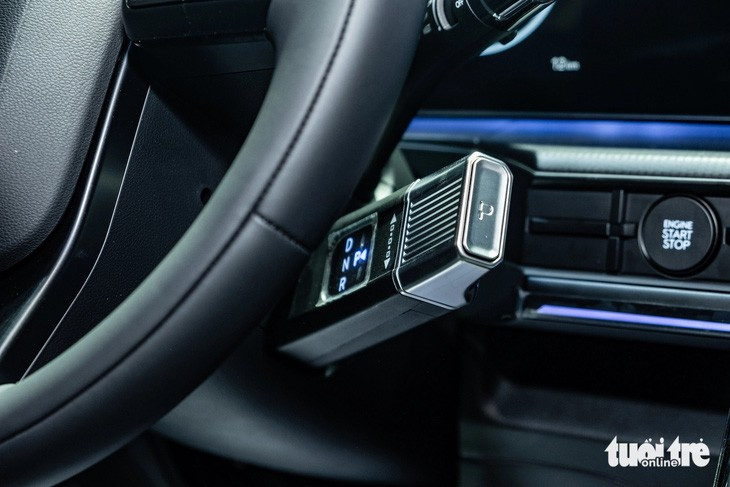 Cần số đặt phía sau vô lăng - Ảnh: THẾ ANH