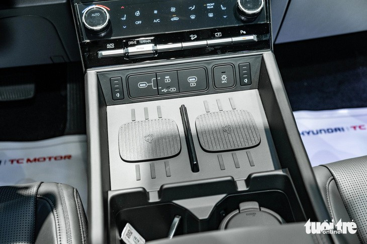 Một số tính năng khác bao gồm ghế trước chỉnh điện có sưởi, vô lăng tích hợp sấy, gạt mưa tự động, phanh tay điện tử kèm Auto Hold - Ảnh: THẾ ANH