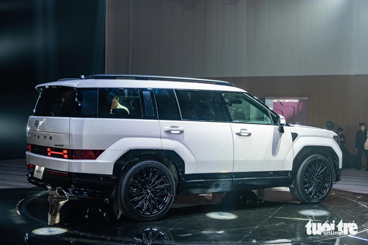 Đuôi xe có thiết kế phẳng hài hòa với tổng thể, đồng thời gia tăng không gian chứa đồ với cốp điện tự động. Hyundai Santa Fe 2024 tại Việt Nam có 3 tùy chọn mâm xe 18, 20, 21 inch đi kèm bộ lốp kích thước lần lượt 235/60 R18, 255/45 R20, 245/45 R21 - Ảnh: THẾ ANH